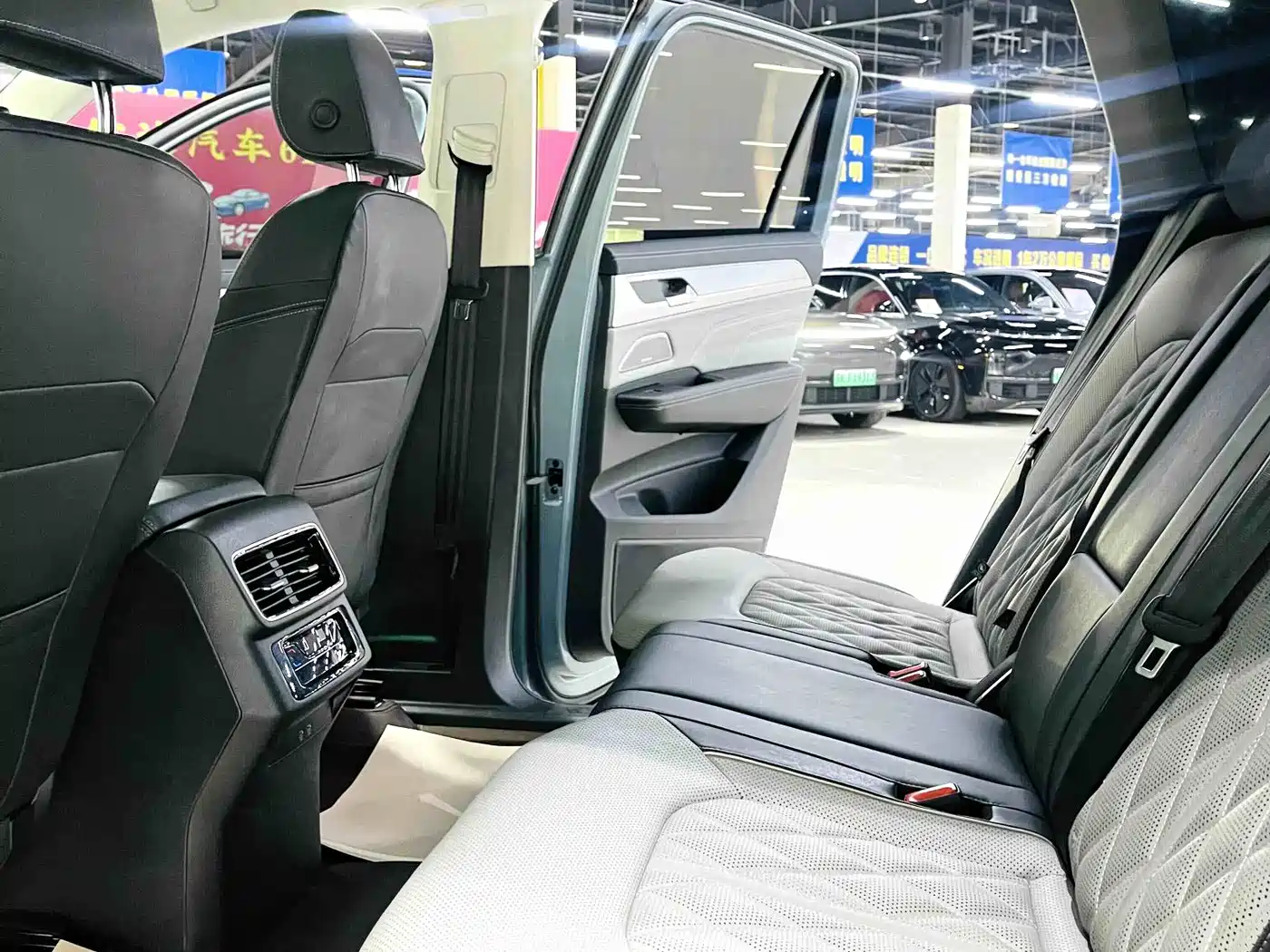Volkswagen Talagon 2023 380TSI 4WD R-Line Launch Edition фото 8