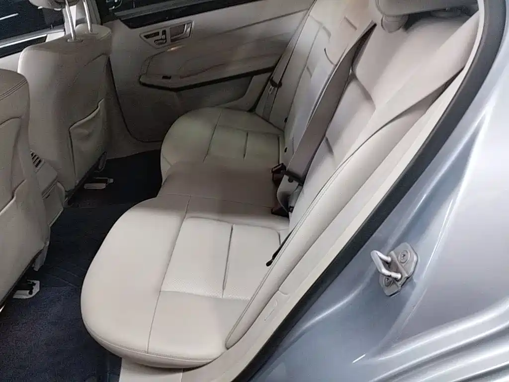 Фото 17 - Mercedes-Benz E-Class