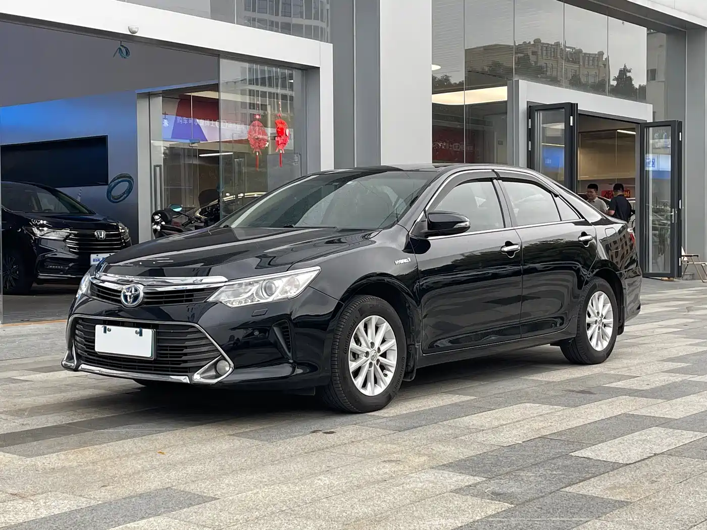 Toyota Camry 2016 Hybrid 2.5HG 10th Anniversary Luxury Navigation Edition фото 16