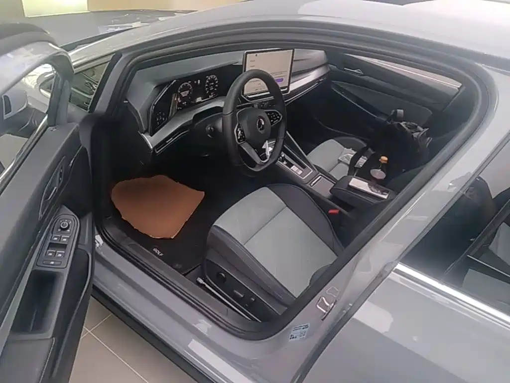 Volkswagen Golf 2026 2025 Facelift 300TSI R-Line