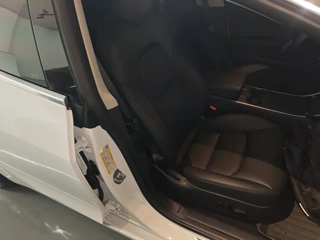 Фото 25 - Tesla Model 3