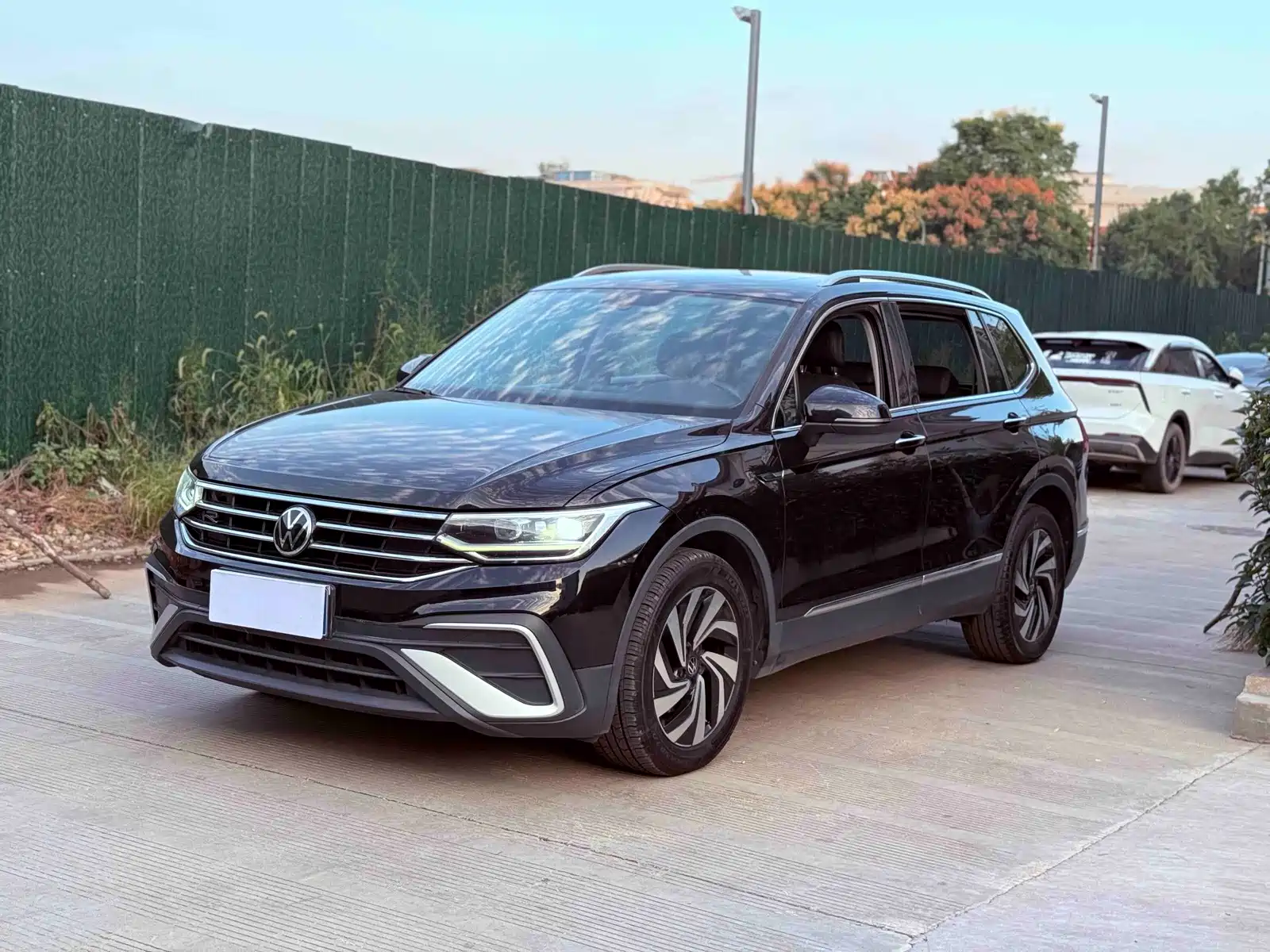 Photo 1 - Volkswagen Tiguan L