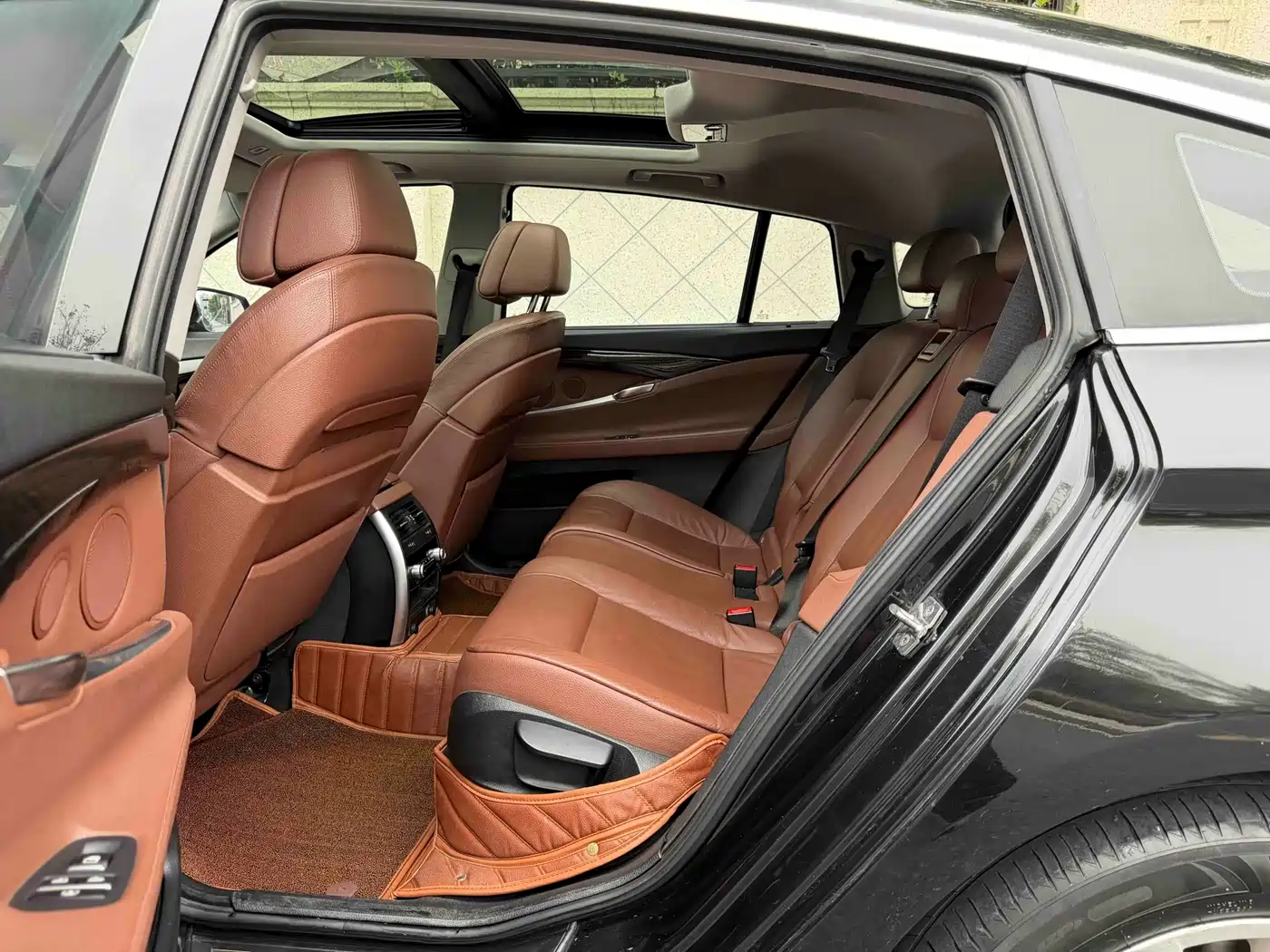 BMW 5 Series GT 2011 535i Elegance фото 7