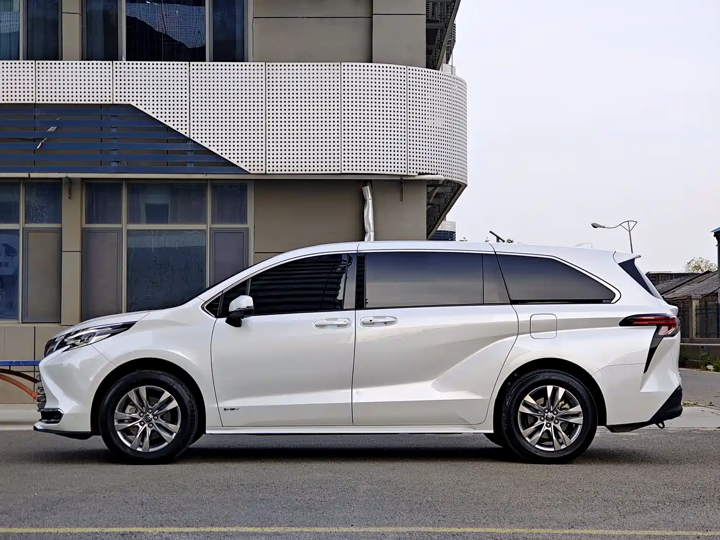 Toyota Sienna 2024 2.5L Hybrid Comfort Edition фото 7