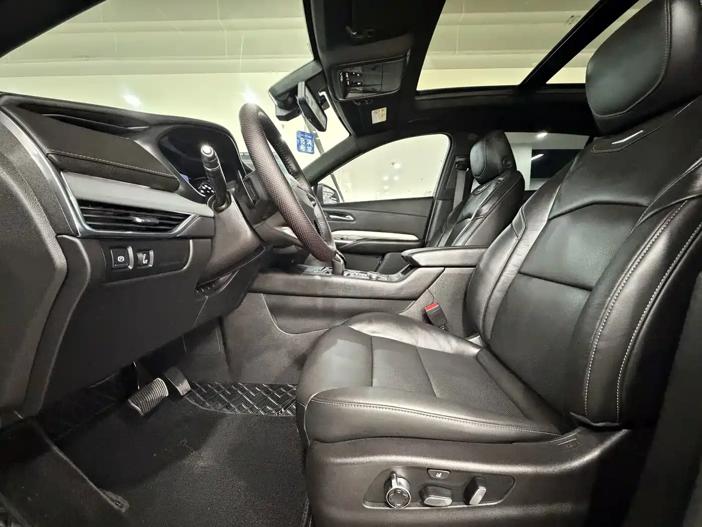 Photo 5 - Cadillac XT4