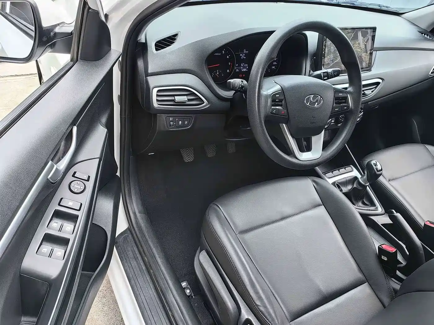 Hyundai Elantra 2017 1.6L Manual GLS Value Edition фото 6