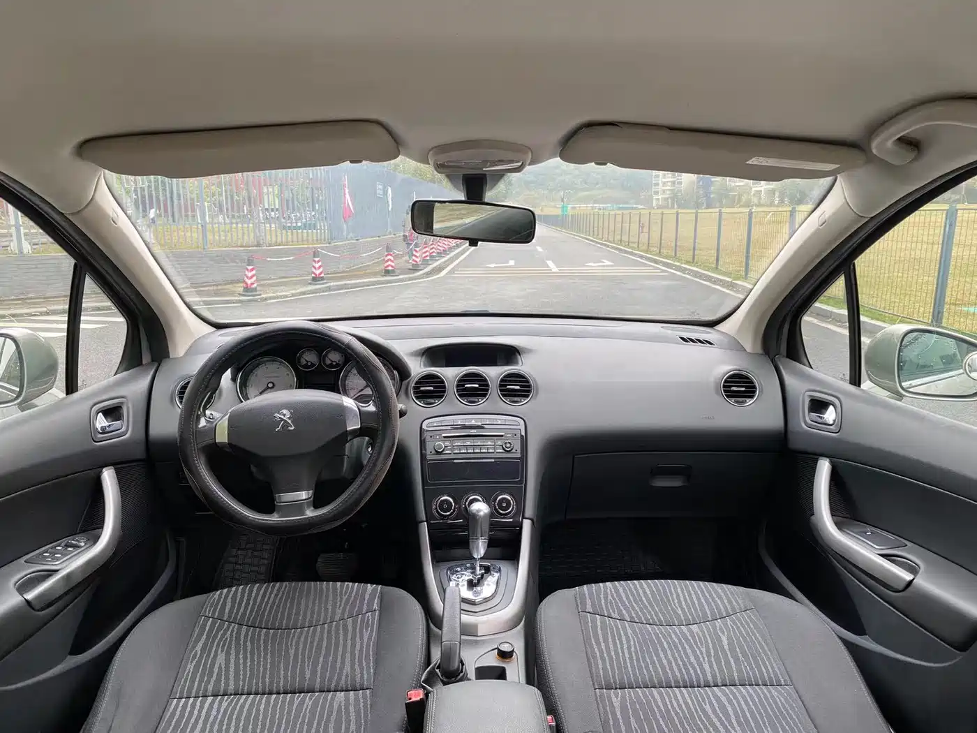 Peugeot 408 2013 2.0L Automatic Comfort Edition фото 6
