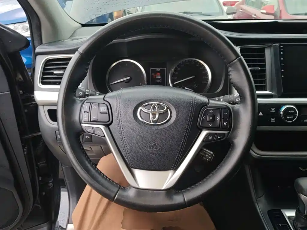 Фото 11 - Toyota Highlander