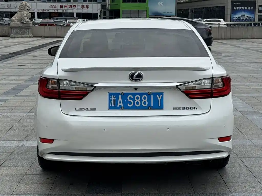 Фото 11 - Lexus ES