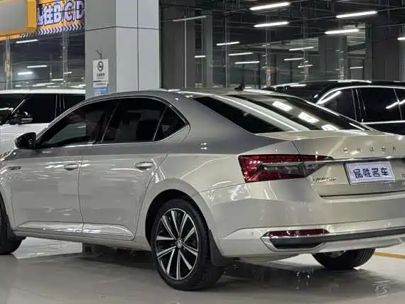 Photo 3 - Škoda Superb