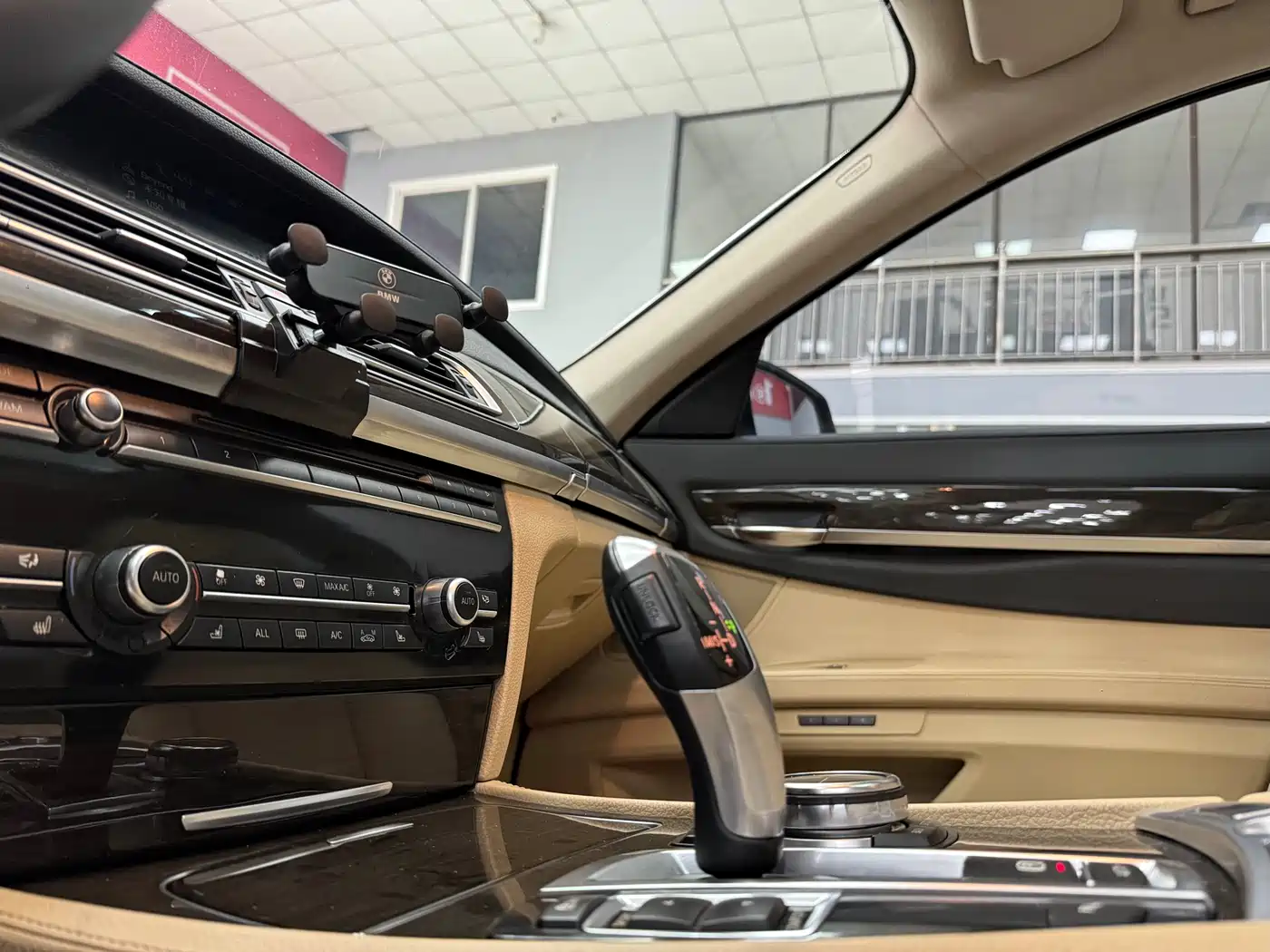 BMW 7 Series 2013 Model 740Li Luxury фото 10