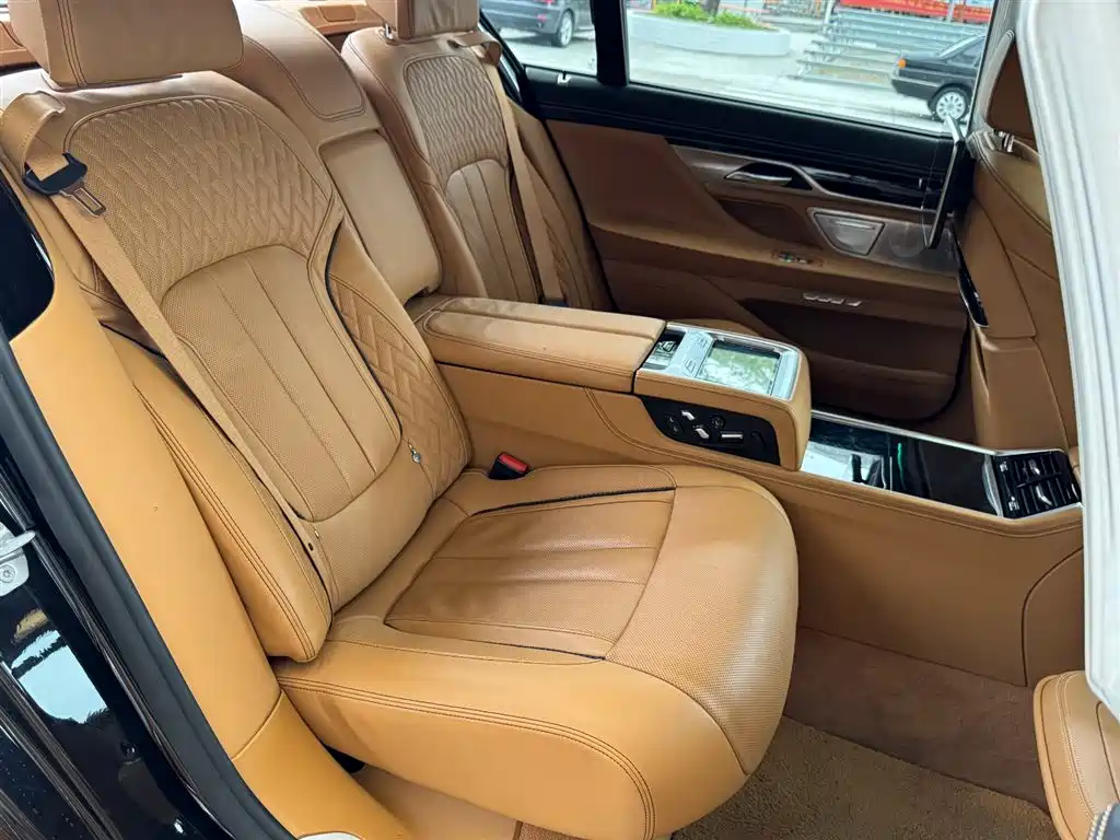 BMW 7 Series 2017 750Li xDrive Customized Edition (4-Seater) фото 30