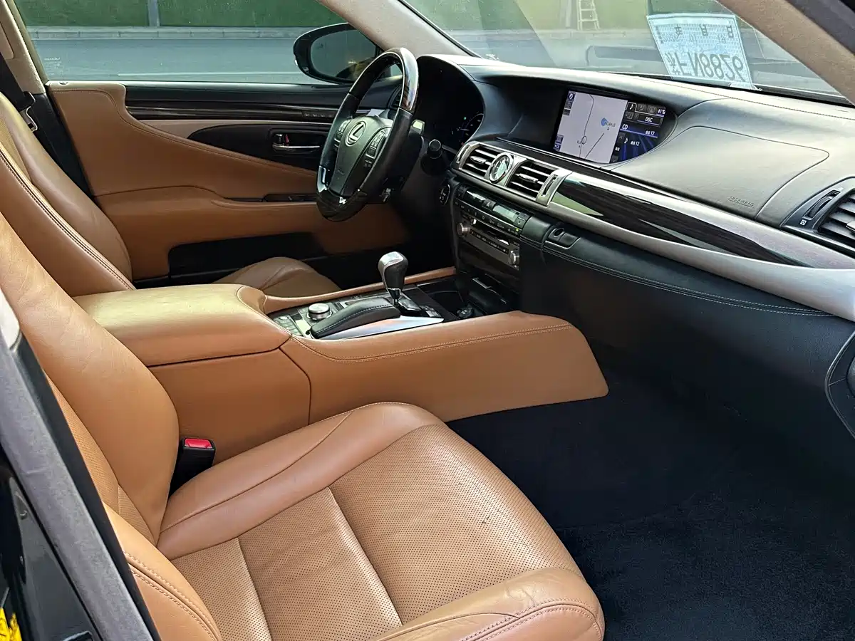 Photo 16 - Lexus LS
