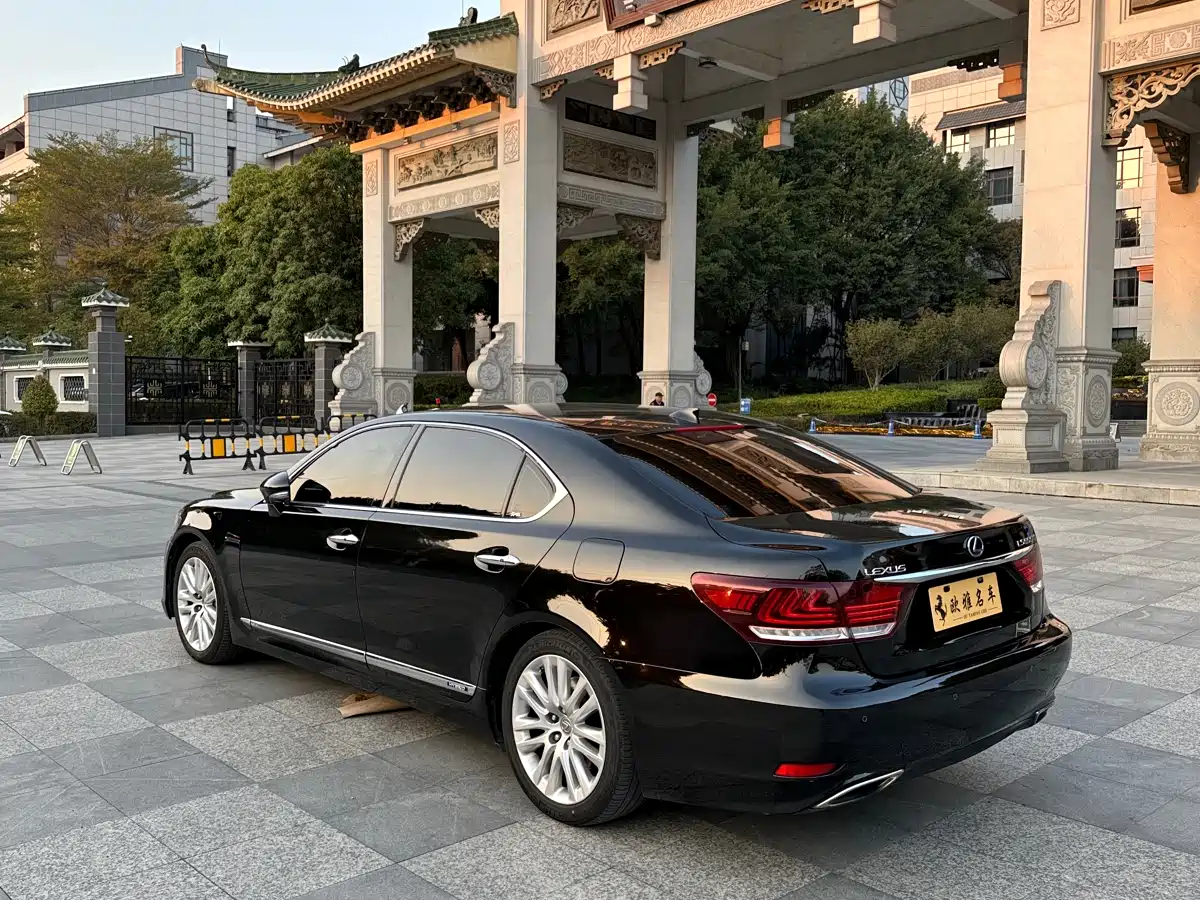 Photo 18 - Lexus LS