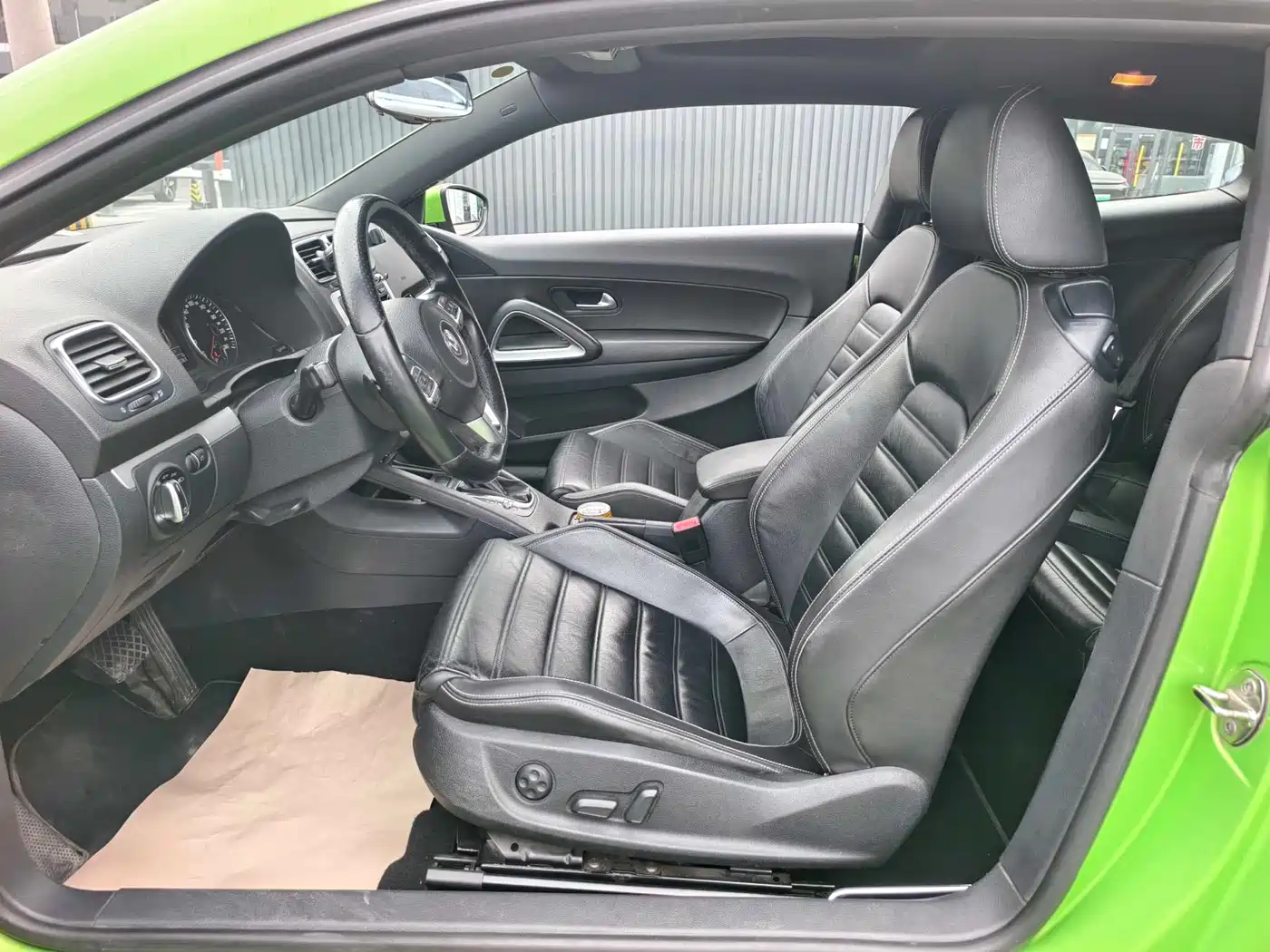 Volkswagen Scirocco 2011 2.0TSI Luxury фото 6