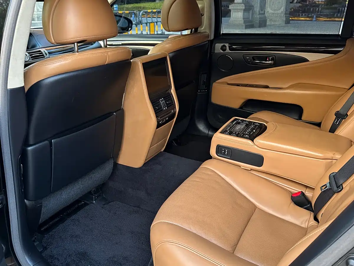 Photo 13 - Lexus LS