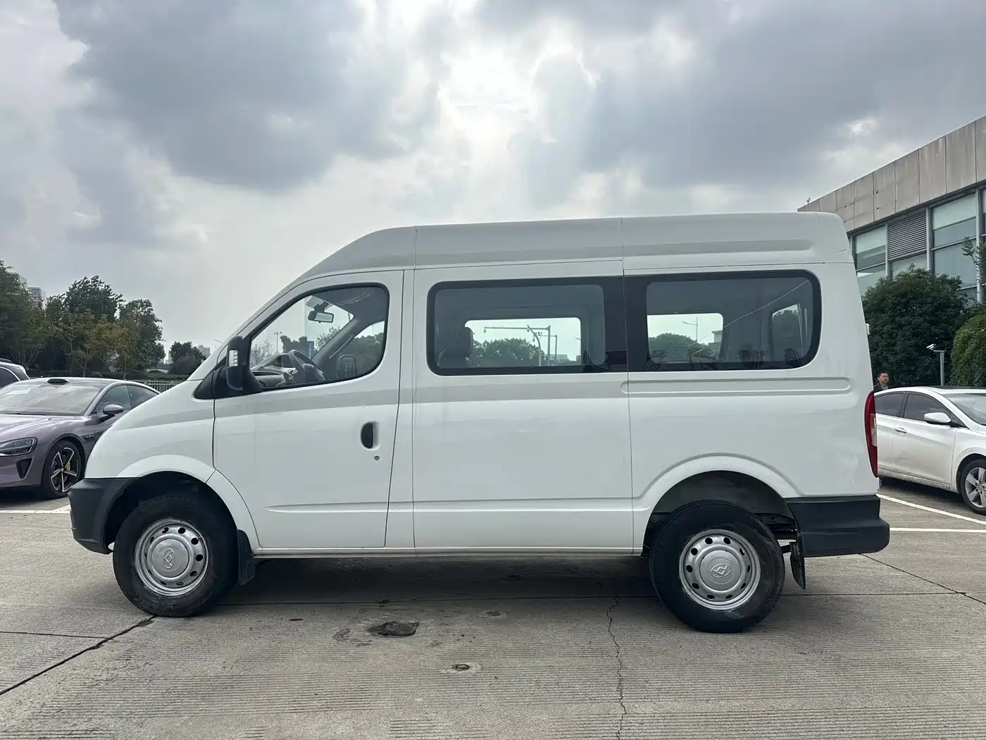 SAIC Maxus Xintu V80 2019 2.5T Classic 6-speed manual Aoyuntong modified short wheelbase ultra-low roof 5/6-seater фото 3