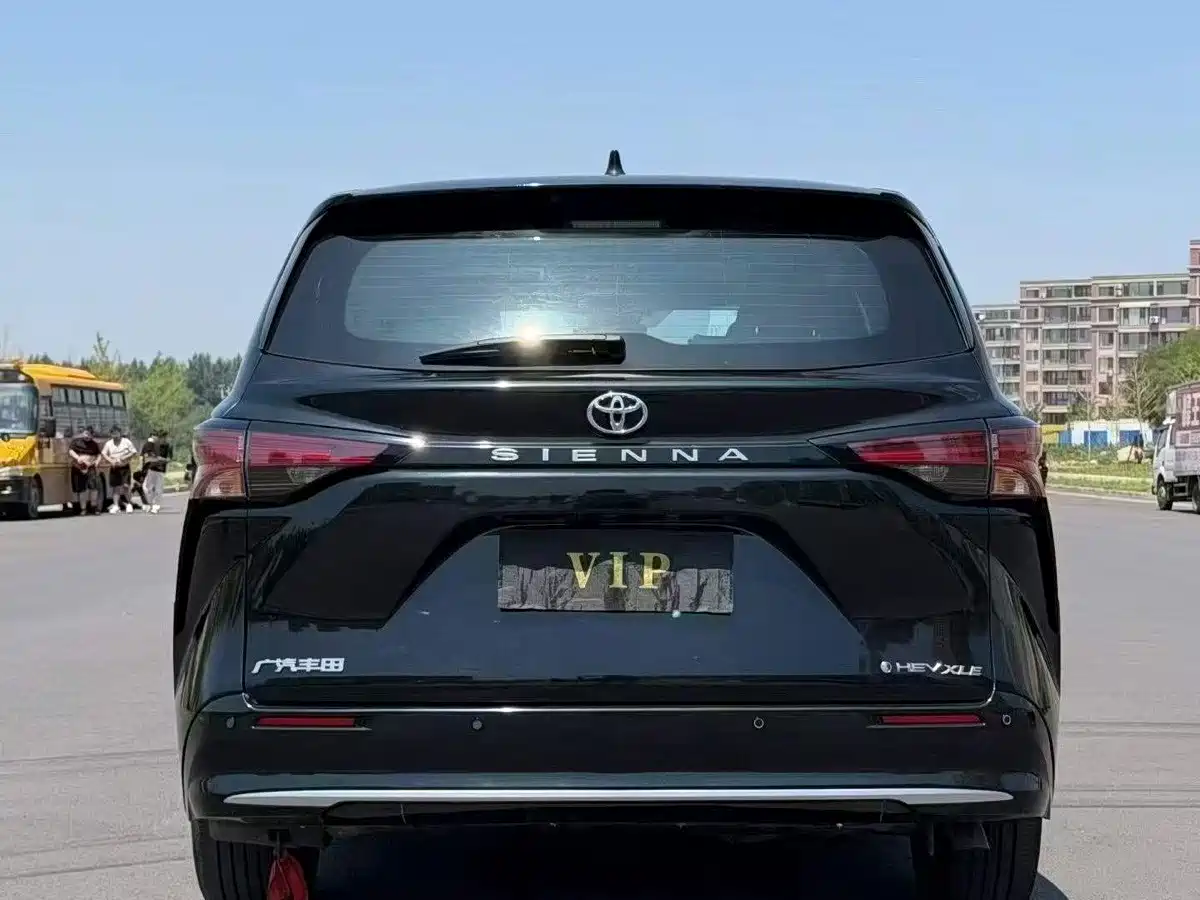 Photo 8 - Toyota Sienna