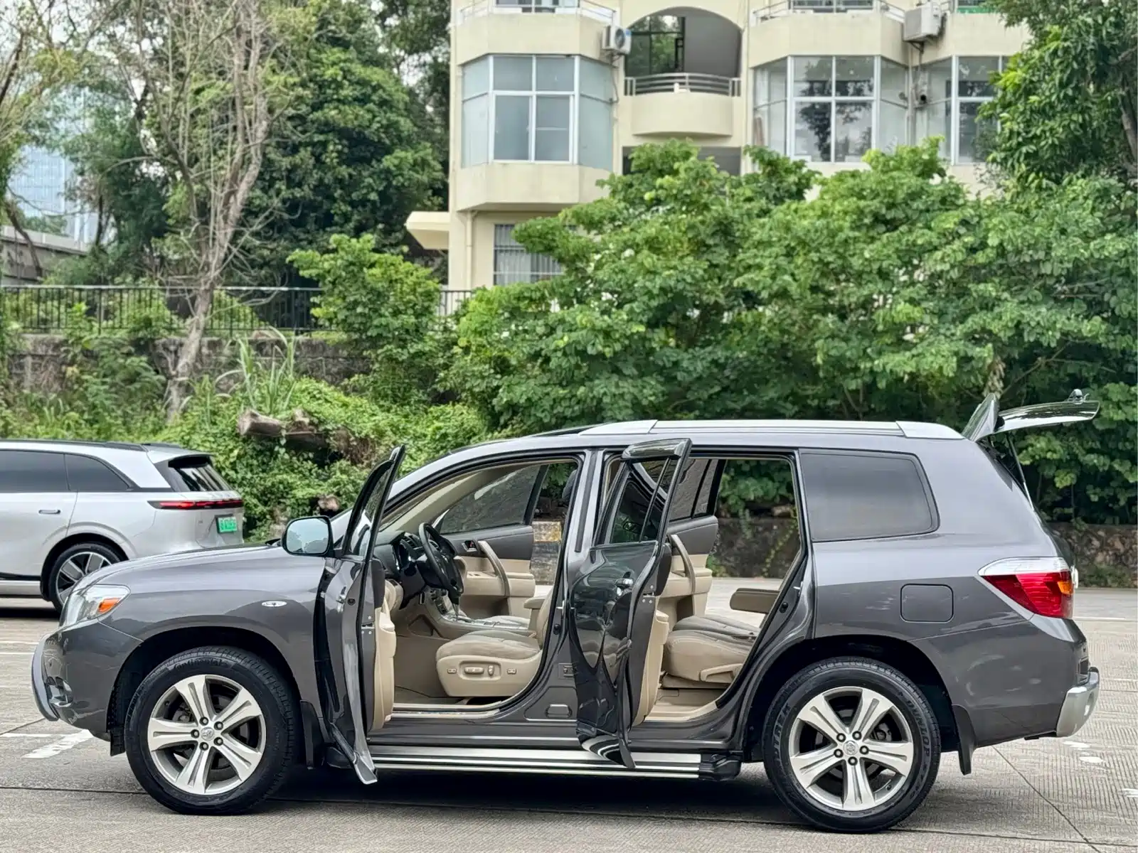 Photo 15 - Toyota Highlander