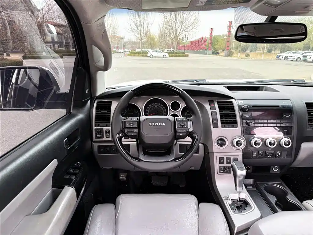 Toyota Sequoia 2010 5.7 Platinum Edition фото 11