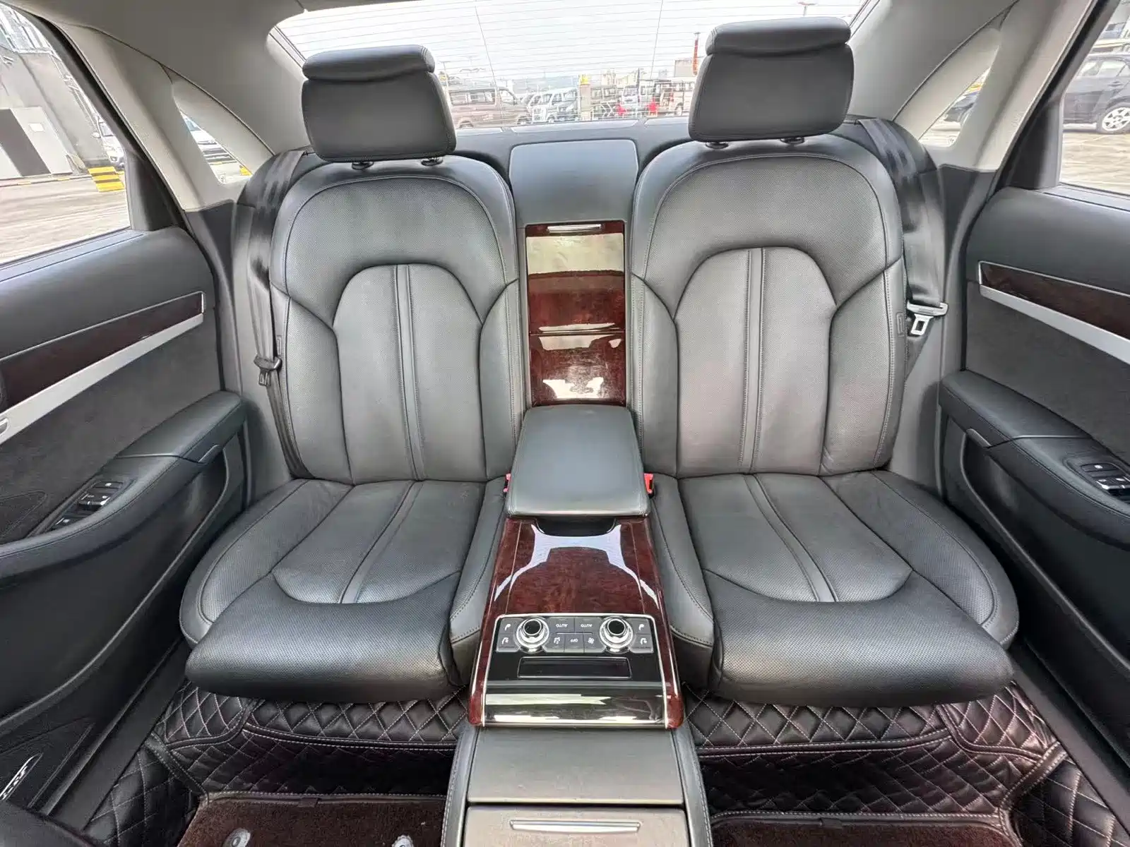 Фото 12 - Audi A8