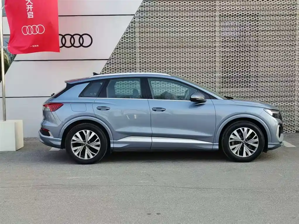 AUDI Q4 E TRON