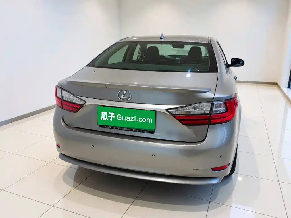Photo 5 - Lexus ES