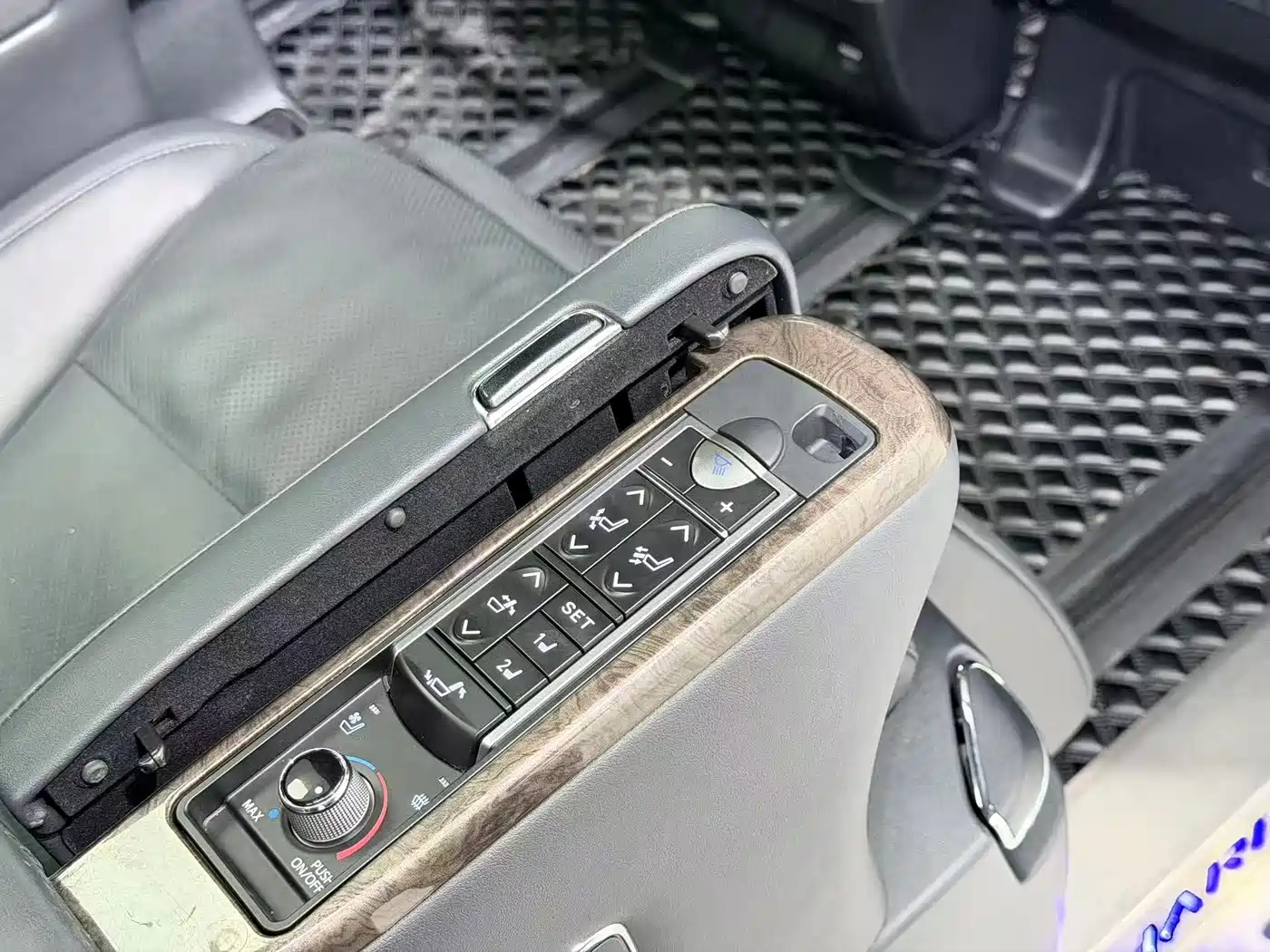 Toyota Alphard 2021 Hybrid 2.5L Premium фото 11