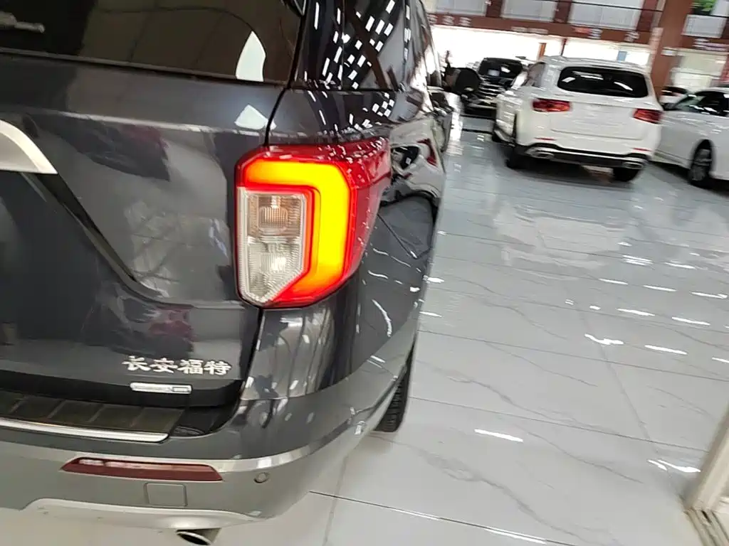 Фото 8 - Ford Explorer