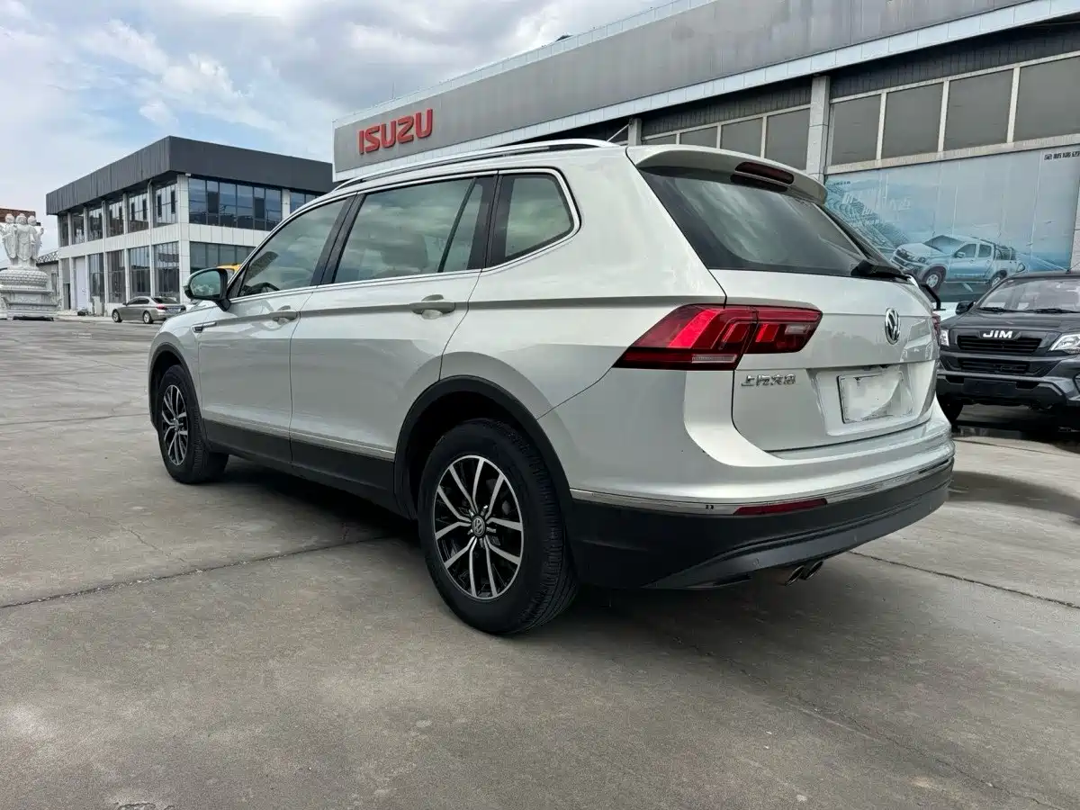 Photo 5 - Volkswagen Tiguan L