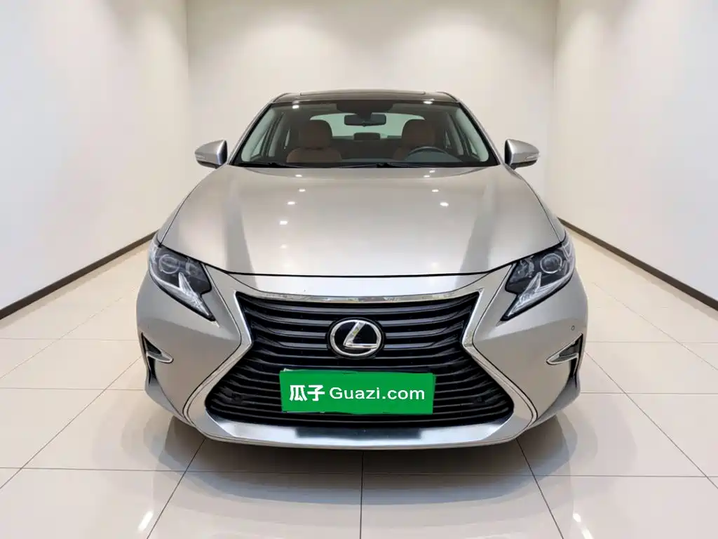Photo 2 - Lexus ES