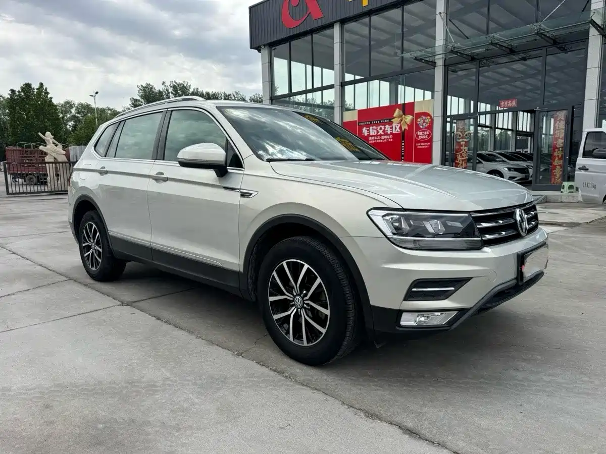 Photo 2 - Volkswagen Tiguan L