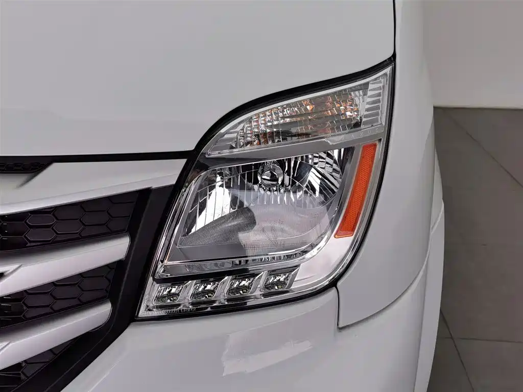 SAIC Maxus Xintu V80 2025 Value Edition Aoyun 2.0T Manual Short Wheelbase Ultra-Low Roof 127Ps 7/9-seater фото 7