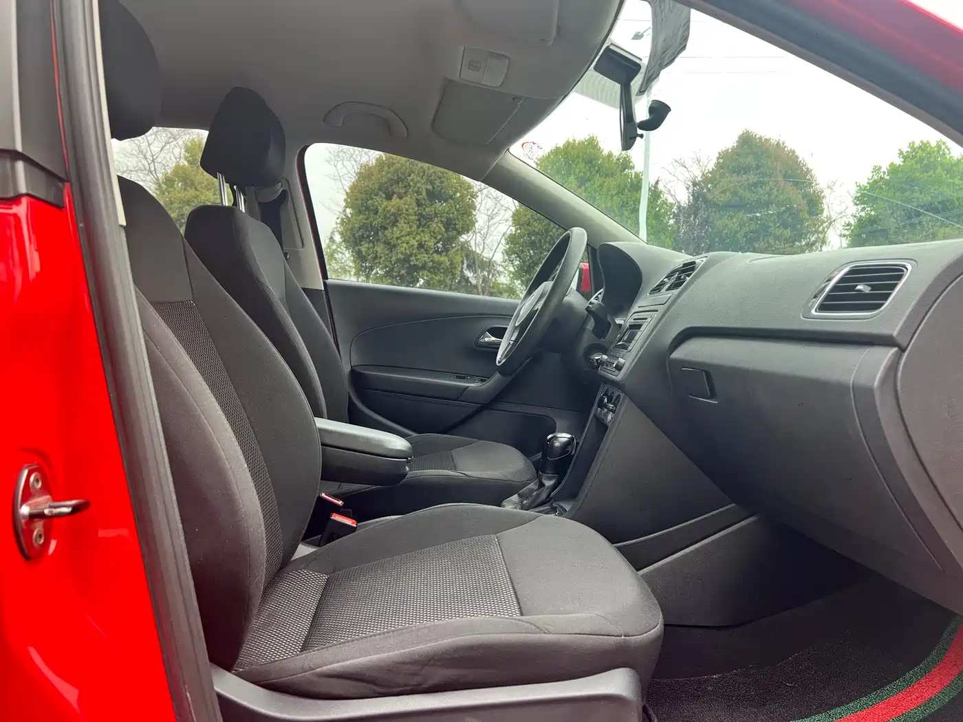 Volkswagen Polo 2013 1.4L Automatic Comfort Edition фото 10
