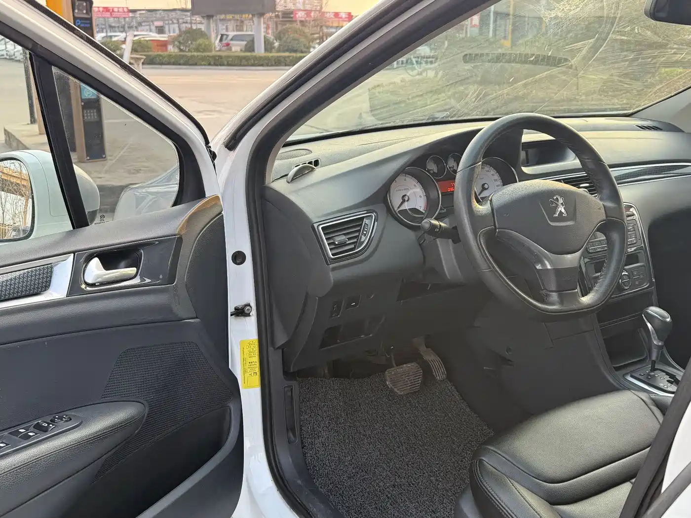 Peugeot 308 2014 Model Joy Edition Classic 1.6L Automatic Trend Style фото 2