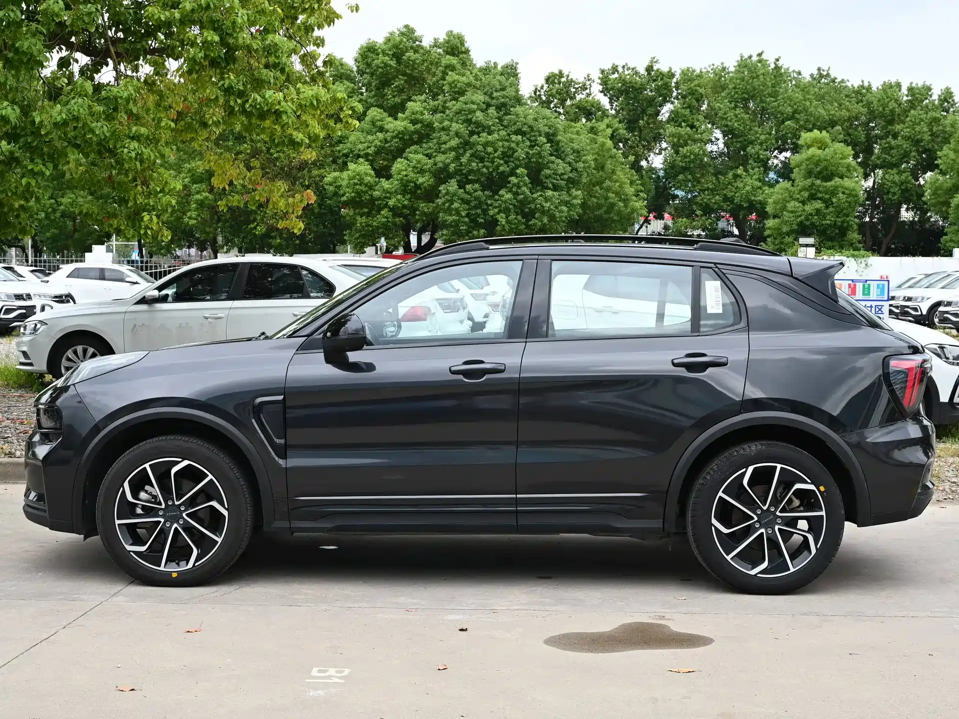 Фото 3 - Lynk & Co 01