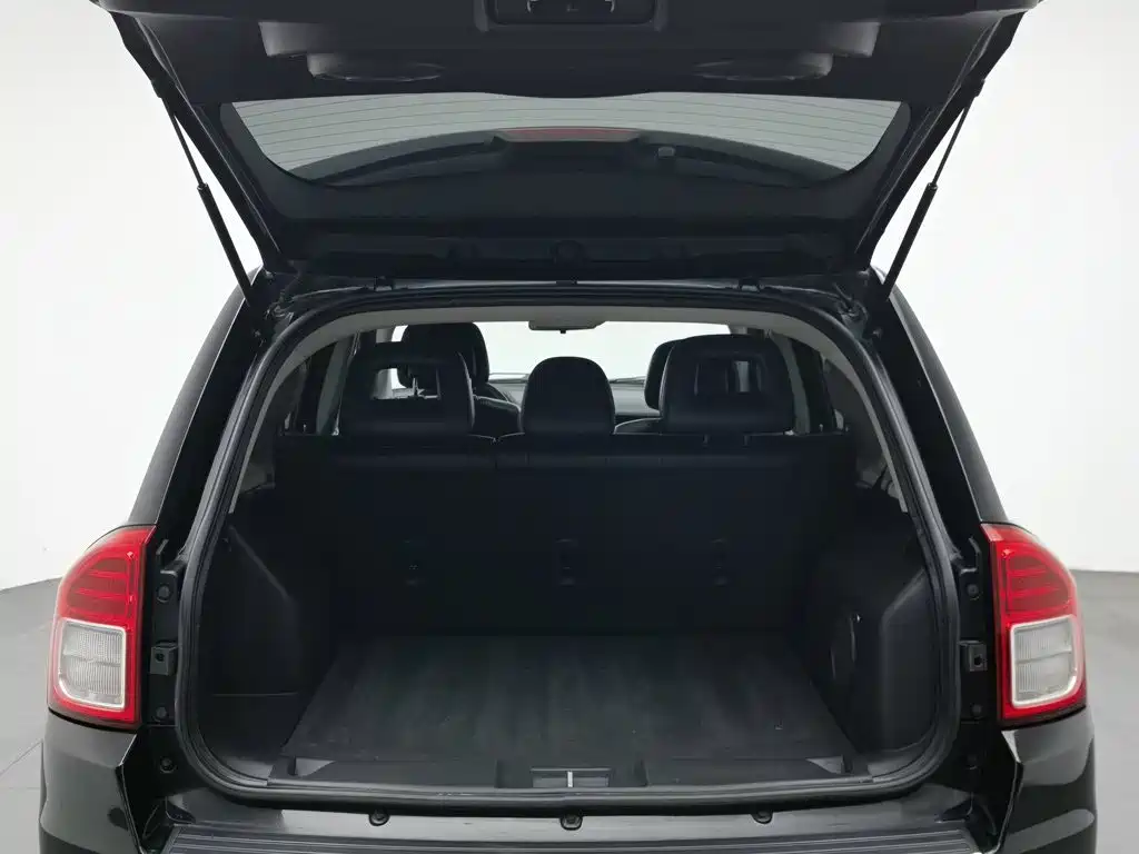 Jeep Compass (Import) 2012 2011 2.4L 4WD Luxury Navigation Edition