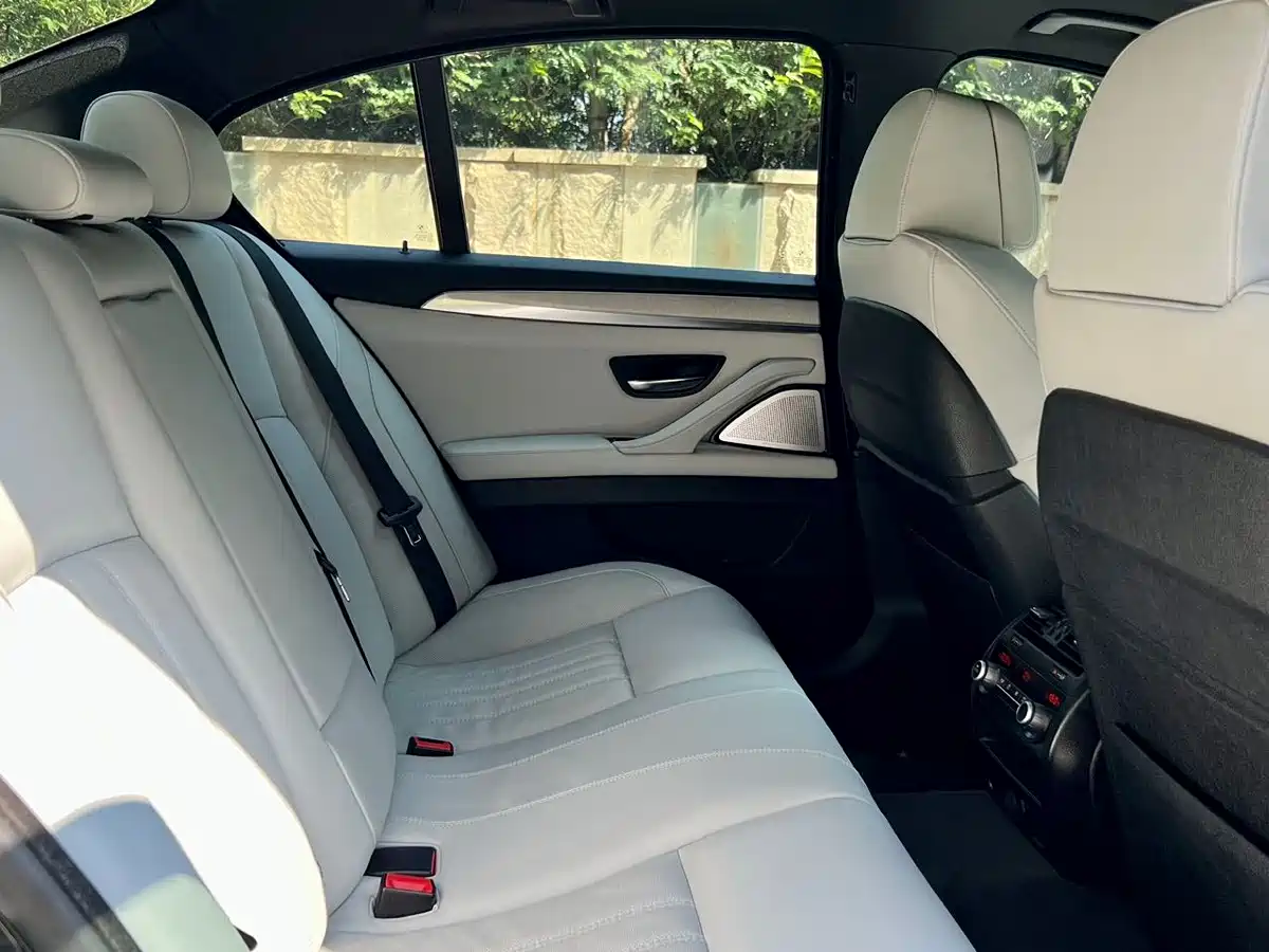 BMW M5 2012 M5 фото 11