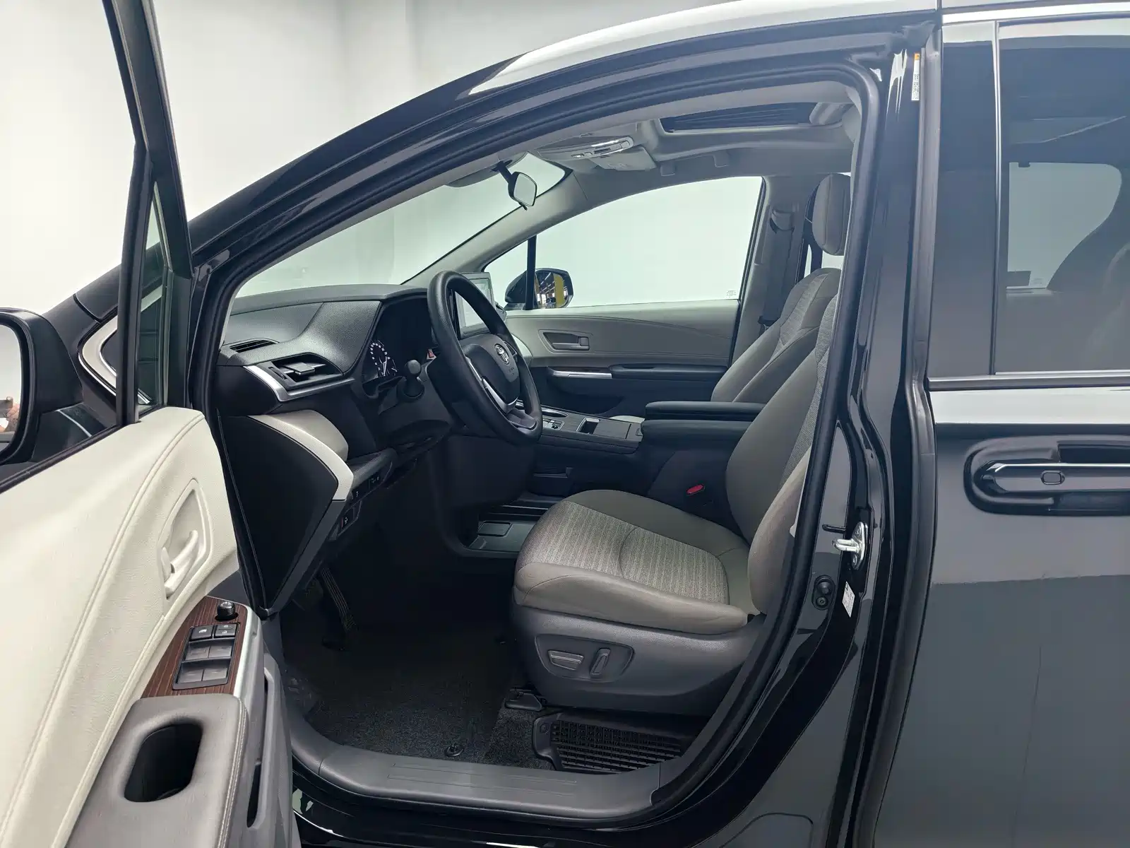 Photo 16 - Toyota Sienna