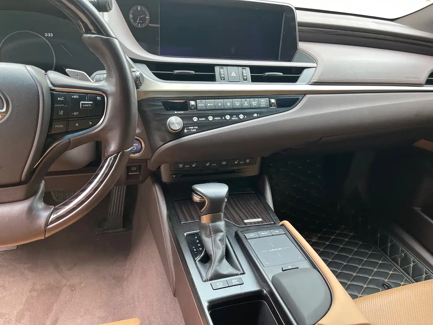 Фото 18 - Lexus ES