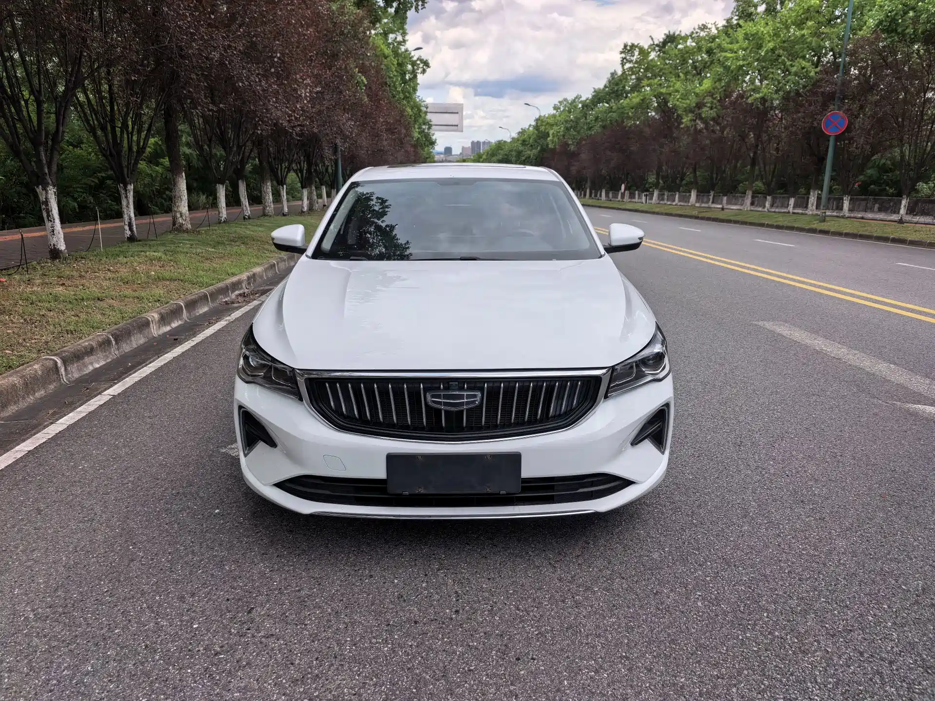 Фото 2 - Geely Emgrand