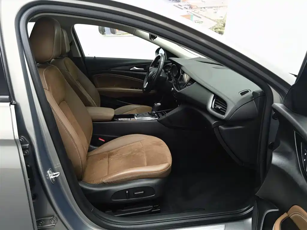 Photo 23 - Buick Regal