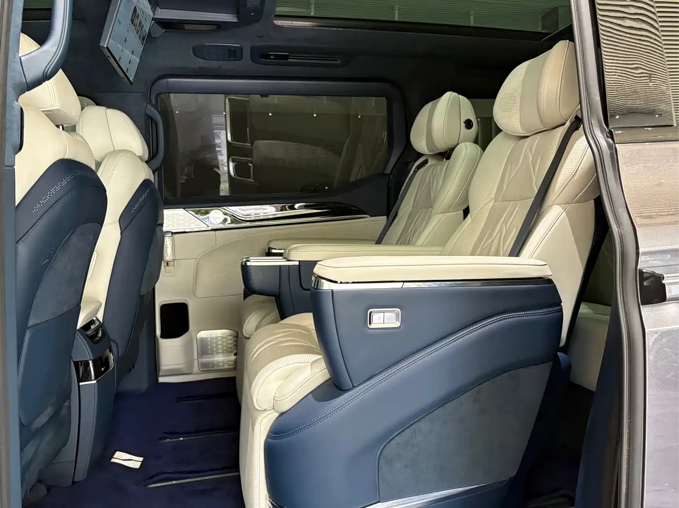 ZEEKR 009 2025 2024 6-seat Executive AWD 108kWh
