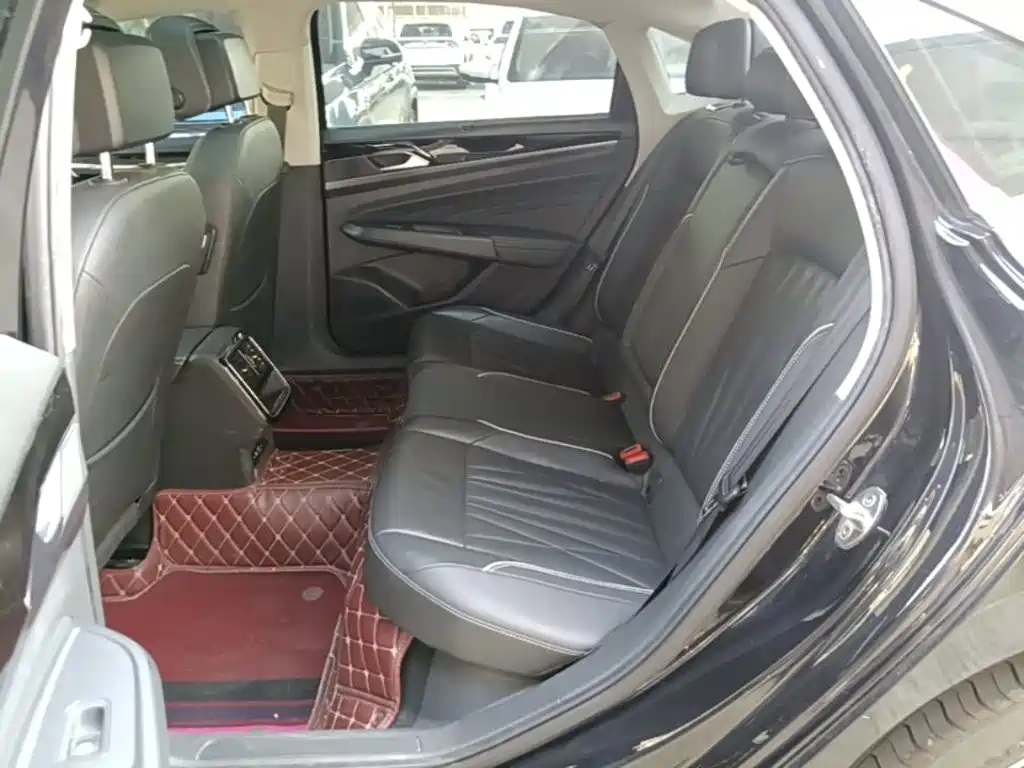 صورة 17 - Volkswagen Passat
