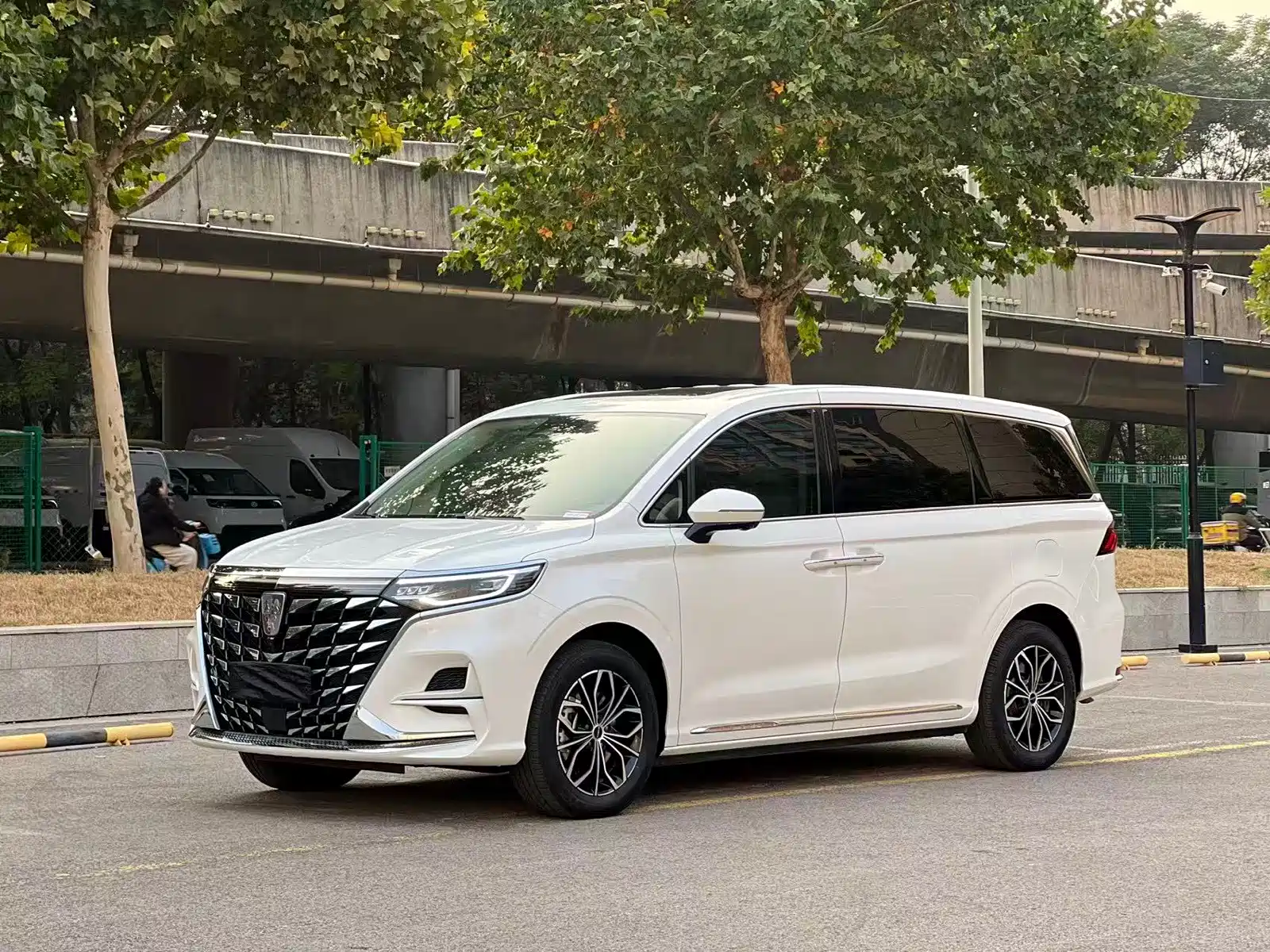 Фото 1 - Roewe iMAX8 EV