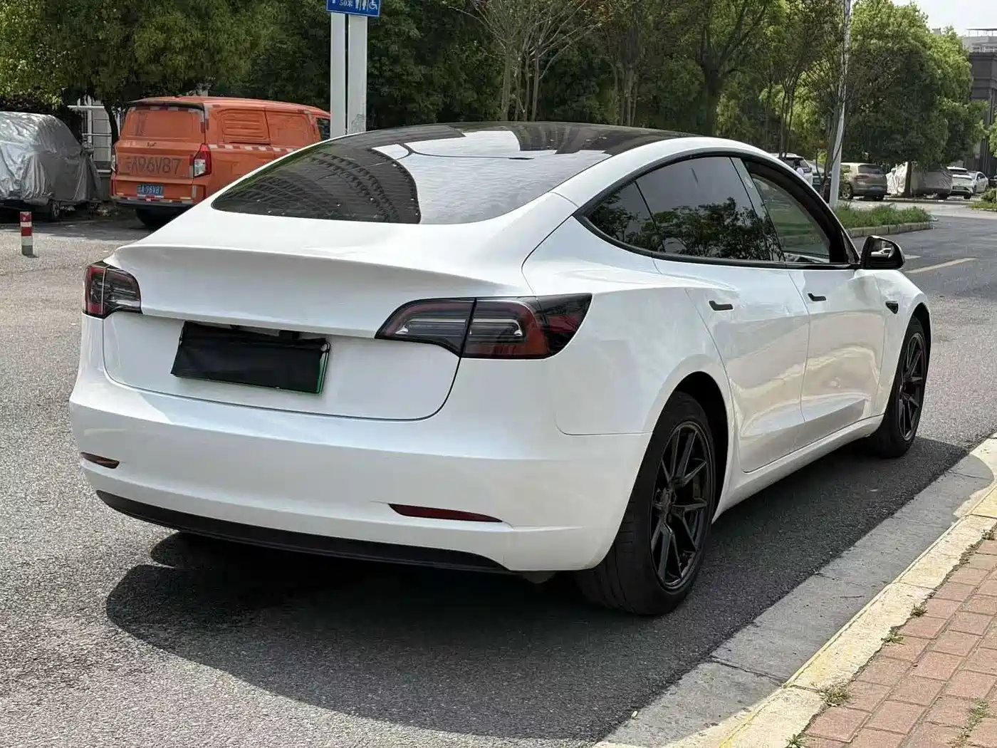 TESLA MODEL 3