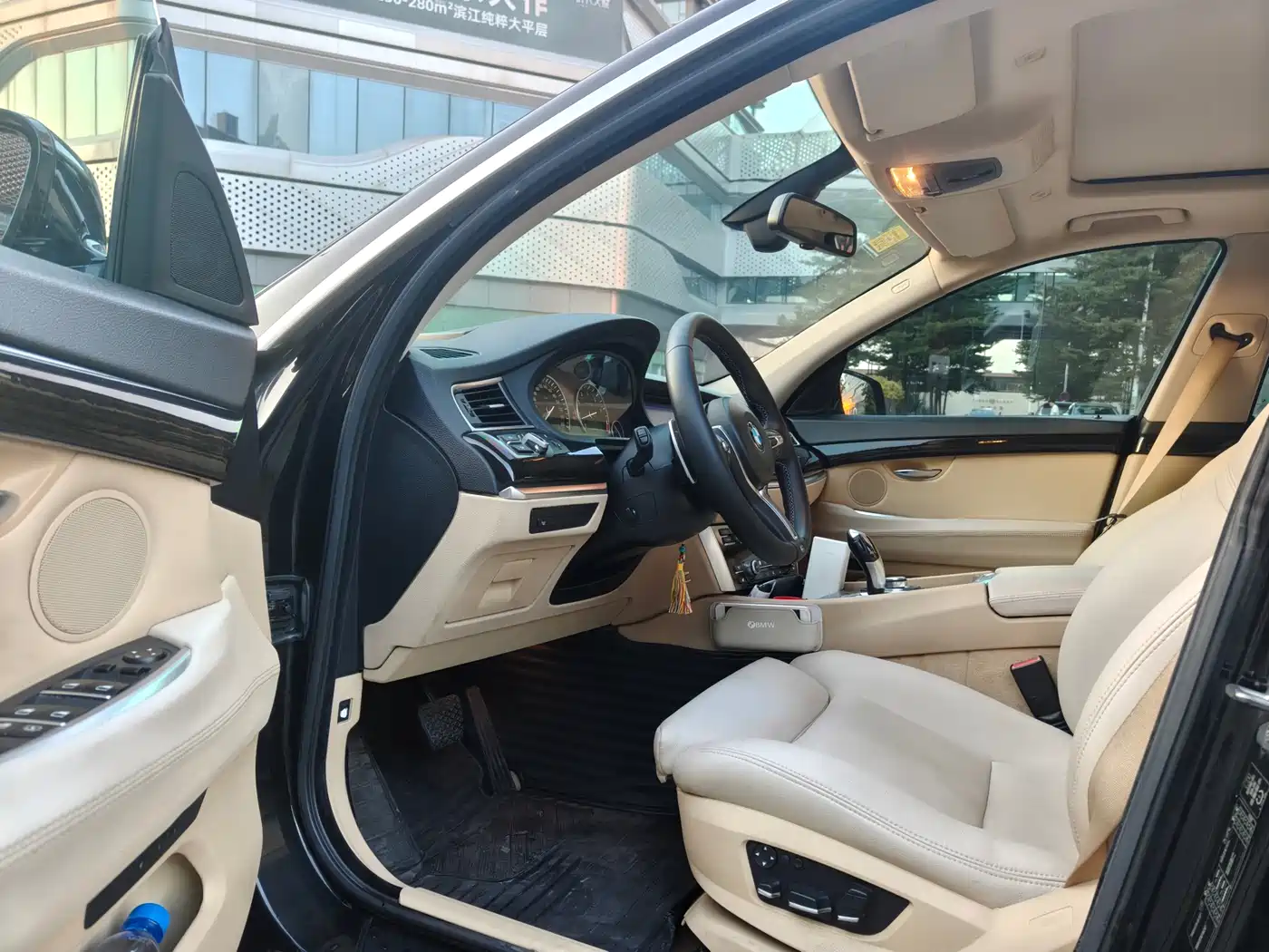 BMW 5 Series GT 2010 535i Luxury Model фото 4