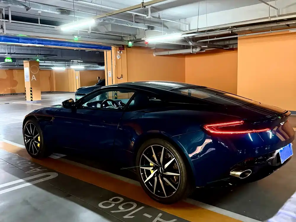 Фото 12 - Aston Martin DB11