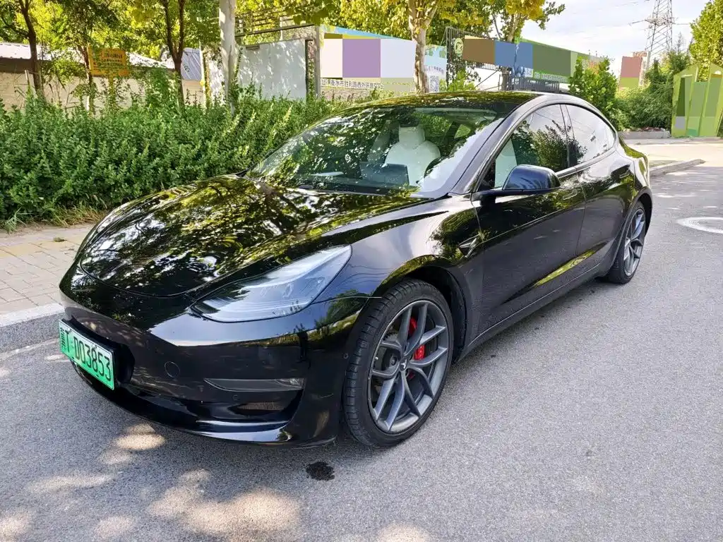 Фото 1 - Tesla Model 3