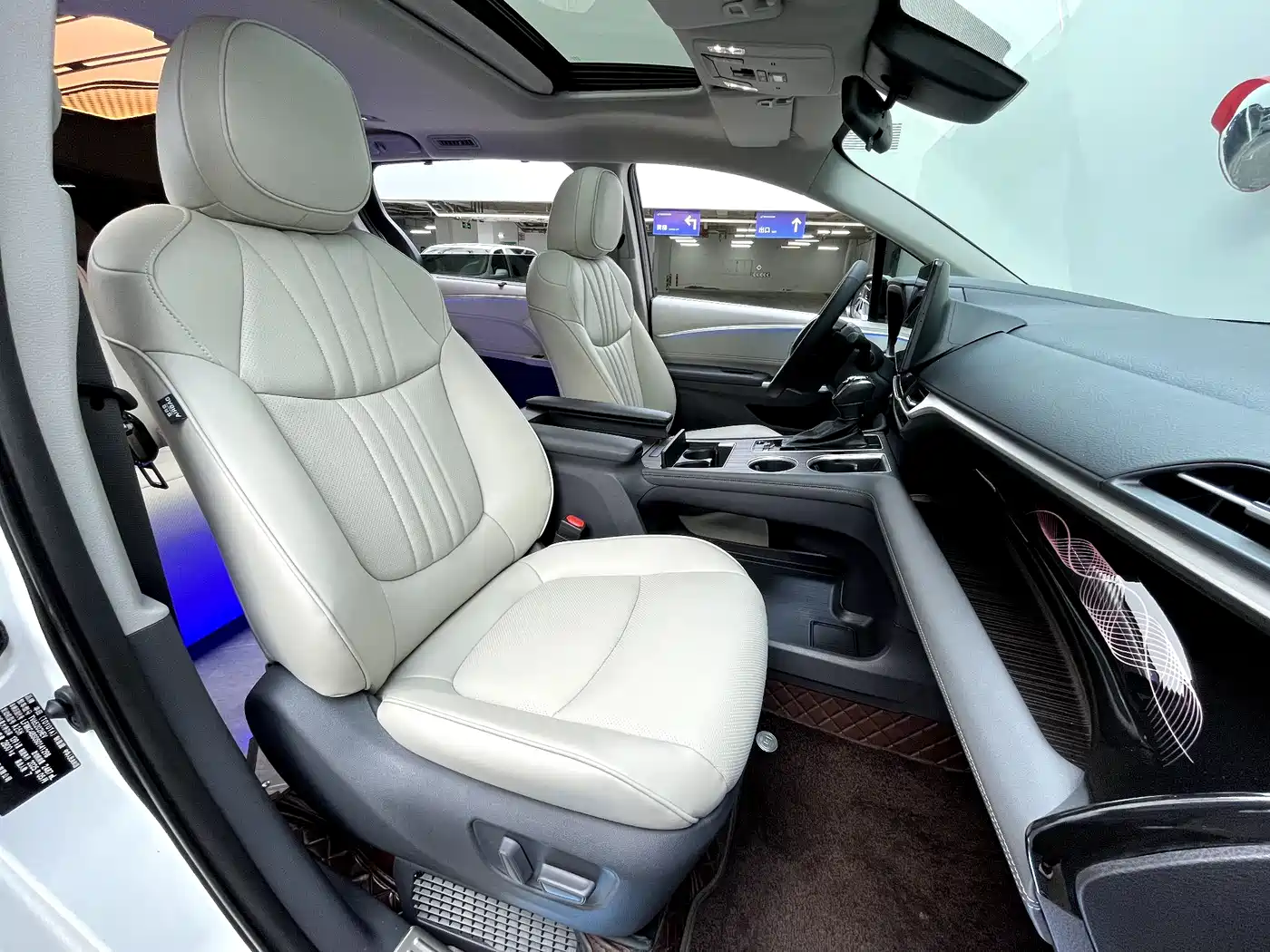 Toyota Granvia 2024 2.5L Hybrid Comfort фото 10